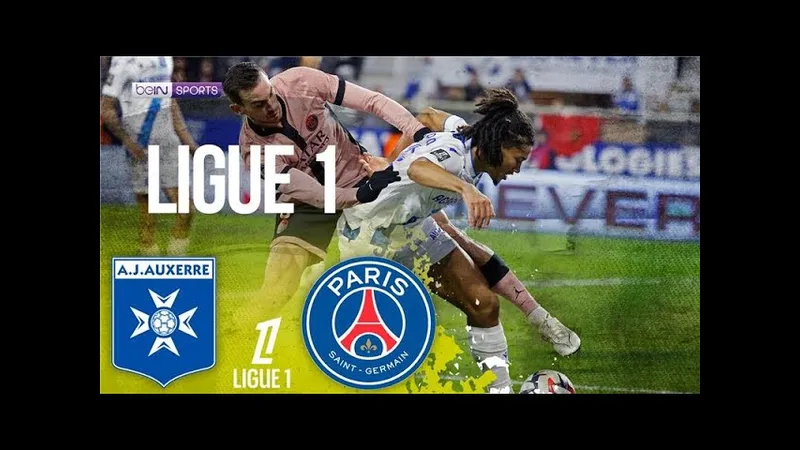 Cầu thủ Auxerre và Paris đang tranh chấp bóng trên sân cỏ