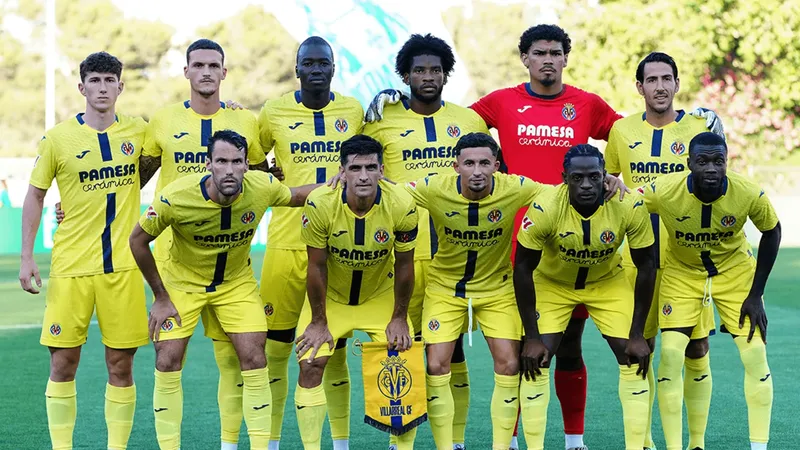 Cầu thủ Villarreal và Espanyol đua tranh quả bóng trên sân cỏ